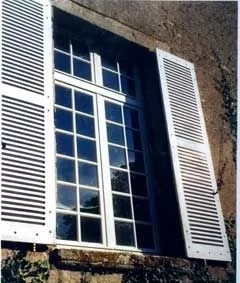 Imposte en partie haute.Vantaux à 12 carreaux formés par petits bois.