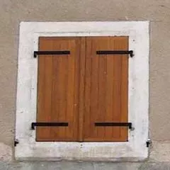 Fermeture par espagnolette.
