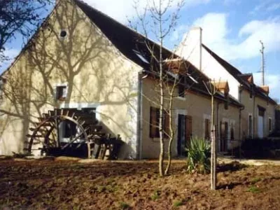 Fenêtres et volets en chêne brun.