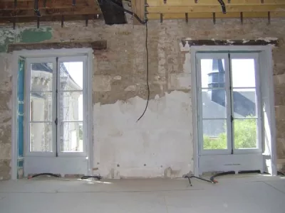 Lambris d’embrasures en cours de restauration